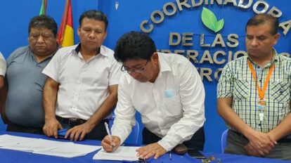Gobierno y transportistas del Chapare firmando acuerdo