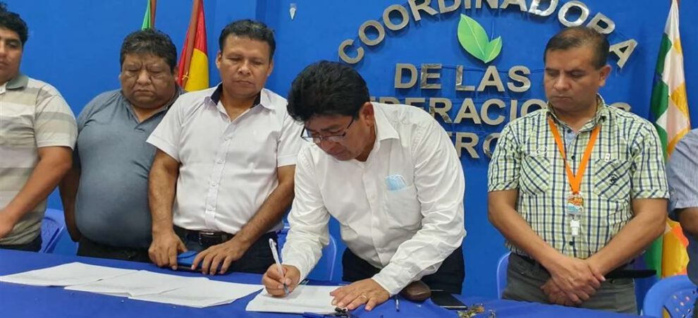 Gobierno y transportistas del Chapare firmando acuerdo