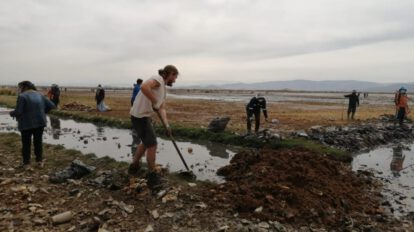 Alexis Dessard limpiando el Lago Uru Uru en Oruro