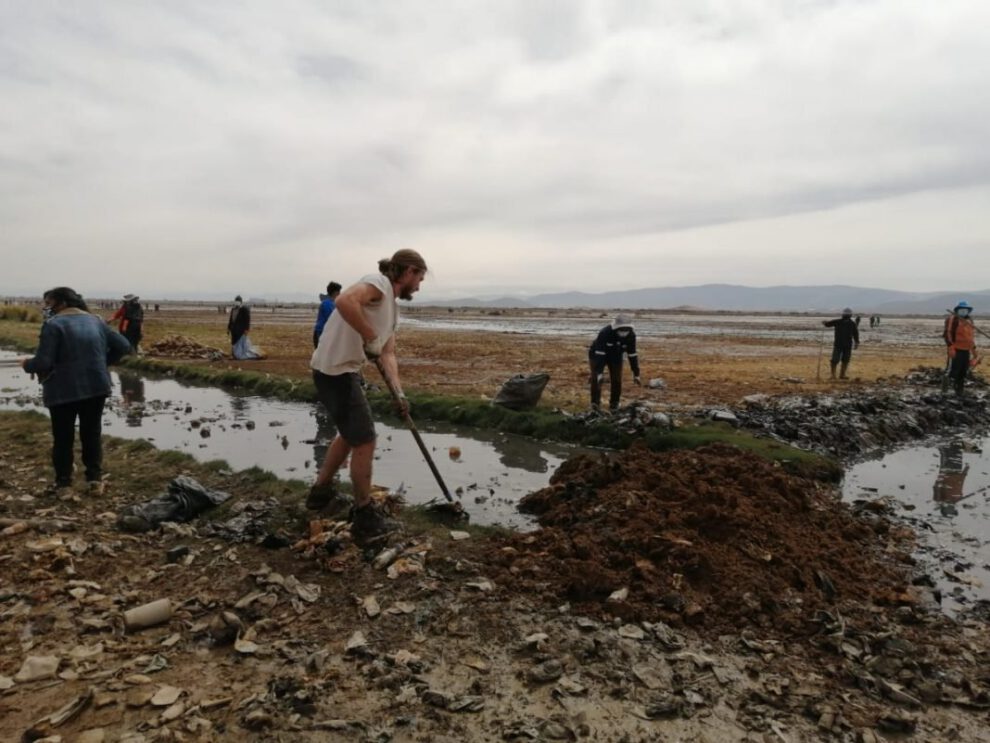Alexis Dessard limpiando el Lago Uru Uru en Oruro