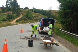 Deslizamientos en El Sillar afectan salidas de buses a Santa Cruz