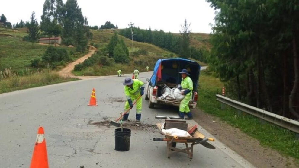Deslizamientos en El Sillar afectan salidas de buses a Santa Cruz