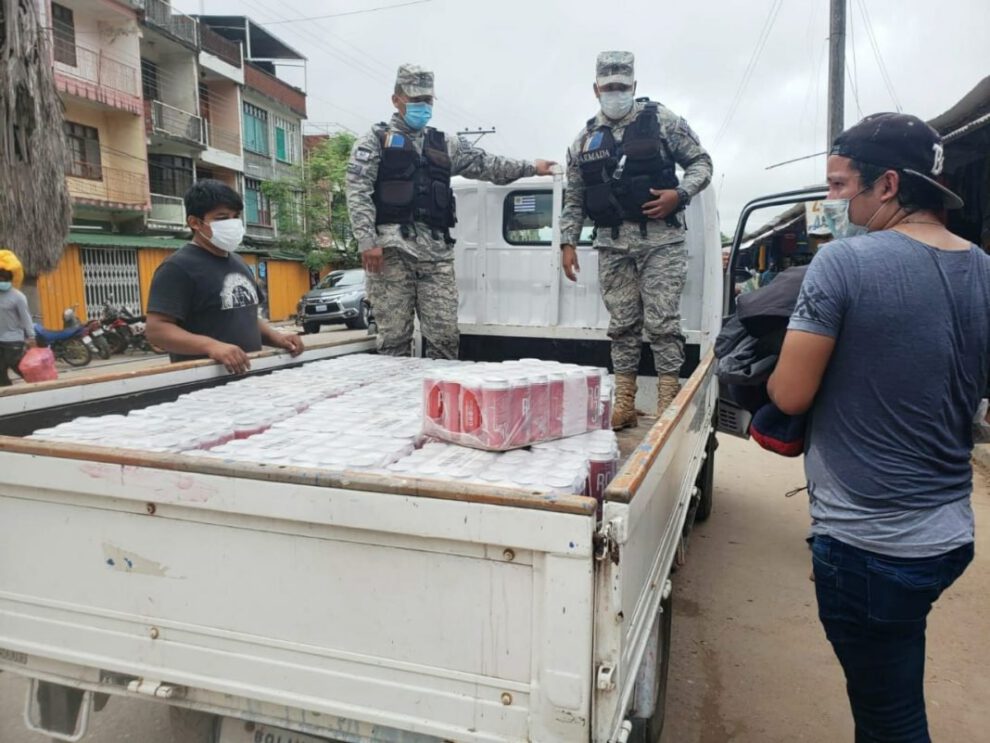 Vinos en lata de contrabando incautados en Bermejo