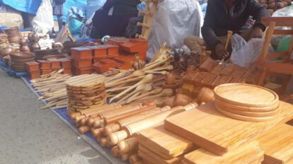 Feria Oruro Moderno con artesanía en madera y utensilios para la cocina