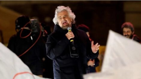 Beppe Grillo propone quitar voto a ancianos en Italia