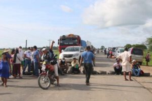 Bloqueo carretera Chiquitania por transportistas exigiendo mejoras
