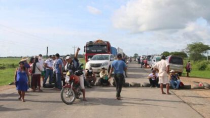 Bloqueo carretera Chiquitania por transportistas exigiendo mejoras