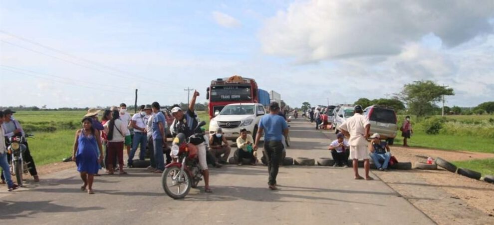 Bloqueo carretera Chiquitania por transportistas exigiendo mejoras