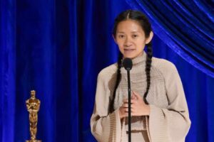 Chloé Zhao recibiendo el premio Oscar
