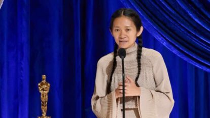 Chloé Zhao recibiendo el premio Oscar