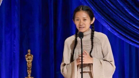 Chloé Zhao recibiendo el premio Oscar