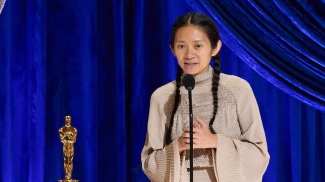 Chloé Zhao recibiendo el premio Oscar