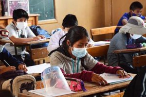 Covid-19 en clases semipresenciales en Cochabamba