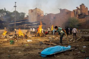 Cuerpos de fallecidos por Covid-19 incinerados en estacionamientos en Nueva Delhi