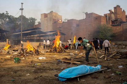 Cuerpos de fallecidos por Covid-19 incinerados en estacionamientos en Nueva Delhi
