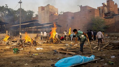 Cuerpos de fallecidos por Covid-19 incinerados en estacionamientos en Nueva Delhi