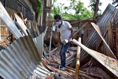 Hombre buscando algunas de sus pertenencias tras el sismo en India