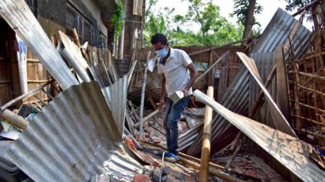 Hombre buscando algunas de sus pertenencias tras el sismo en India