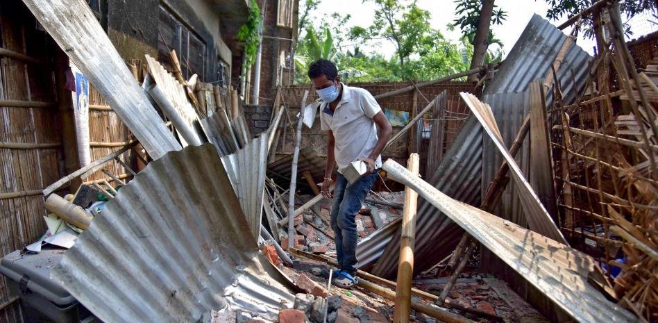 Hombre buscando algunas de sus pertenencias tras el sismo en India