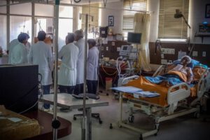 Colapsan salas de terapias intensivas en Cochabamba y Santa Cruz