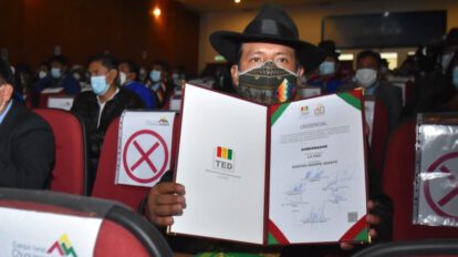 Santos Quispe, gobernador electo de La Paz, con su credencial otorgada por el TED