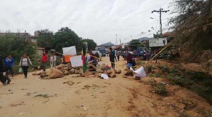 Bloqueos carreteros obstruyen el paso de vacunas y oxígeno