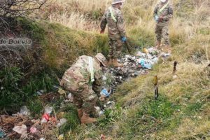 Limpieza en Guaqui con el Ejército de Bolivia
