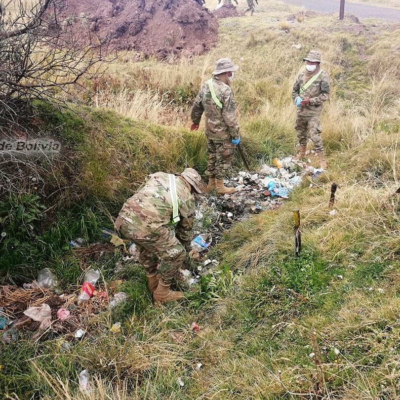 Limpieza en Guaqui con el Ejército de Bolivia