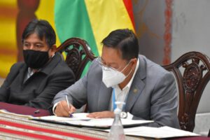 Ley de adopción en Bolivia firmada por el Presidente Luis Arce