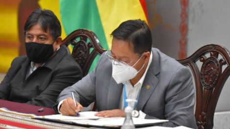 Ley de adopción en Bolivia firmada por el Presidente Luis Arce