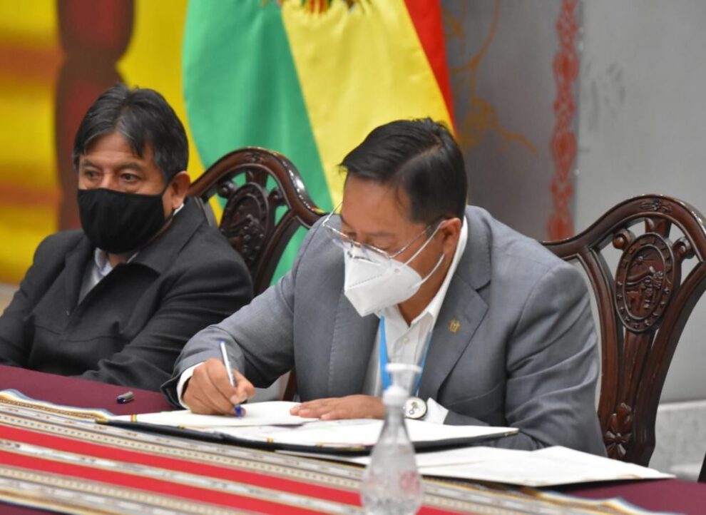 Ley de adopción en Bolivia firmada por el Presidente Luis Arce