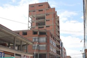 Detención domiciliaria propietaria edificio que afecta operaciones del aeropuerto de El Alto