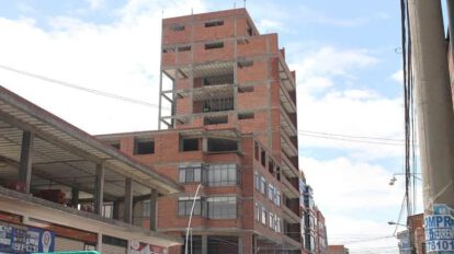 Detención domiciliaria propietaria edificio que afecta operaciones del aeropuerto de El Alto