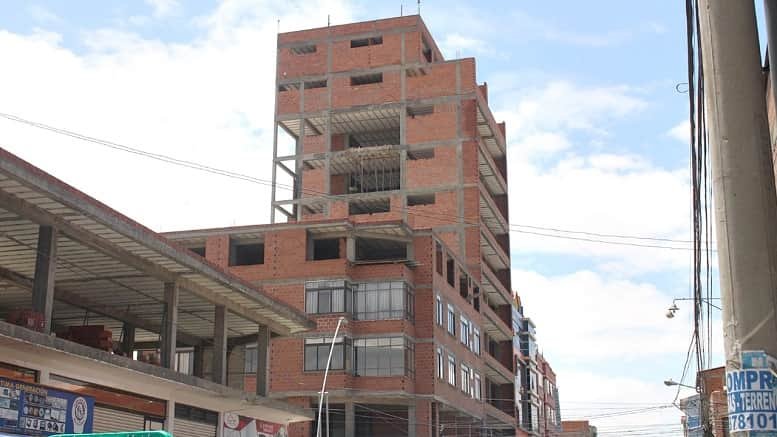 Detención domiciliaria propietaria edificio que afecta operaciones del aeropuerto de El Alto