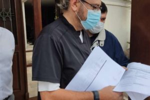 El presidente del Comité Cívico Pro Santa Cruz, Rómulo Calvo muestra algunas denuncias que pesan en su contra