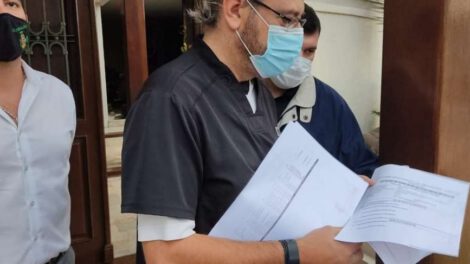 El presidente del Comité Cívico Pro Santa Cruz, Rómulo Calvo muestra algunas denuncias que pesan en su contra