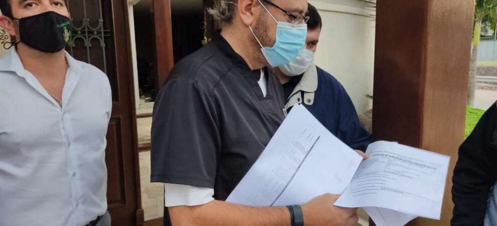 El presidente del Comité Cívico Pro Santa Cruz, Rómulo Calvo muestra algunas denuncias que pesan en su contra