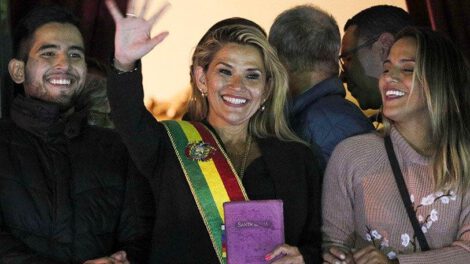 Hijos de Añez piden traslado a clínica