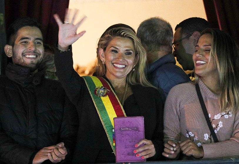 Hijos de Añez piden traslado a clínica