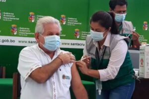 Rubén Costas recibe la vacuna contra el Covid-19