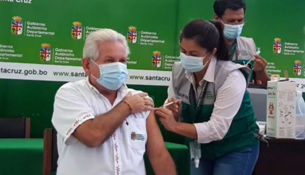 Rubén Costas recibe la vacuna contra el Covid-19