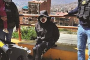 Rescate de niña en El Alto por la Policía Boliviana