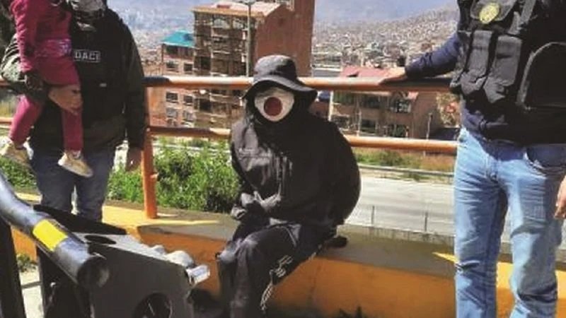 Rescate de niña en El Alto por la Policía Boliviana