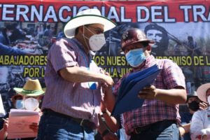Luis Arce entrega normativas y anteproyectos de ley para los trabajadores en su día