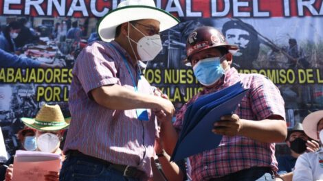 Luis Arce entrega normativas y anteproyectos de ley para los trabajadores en su día