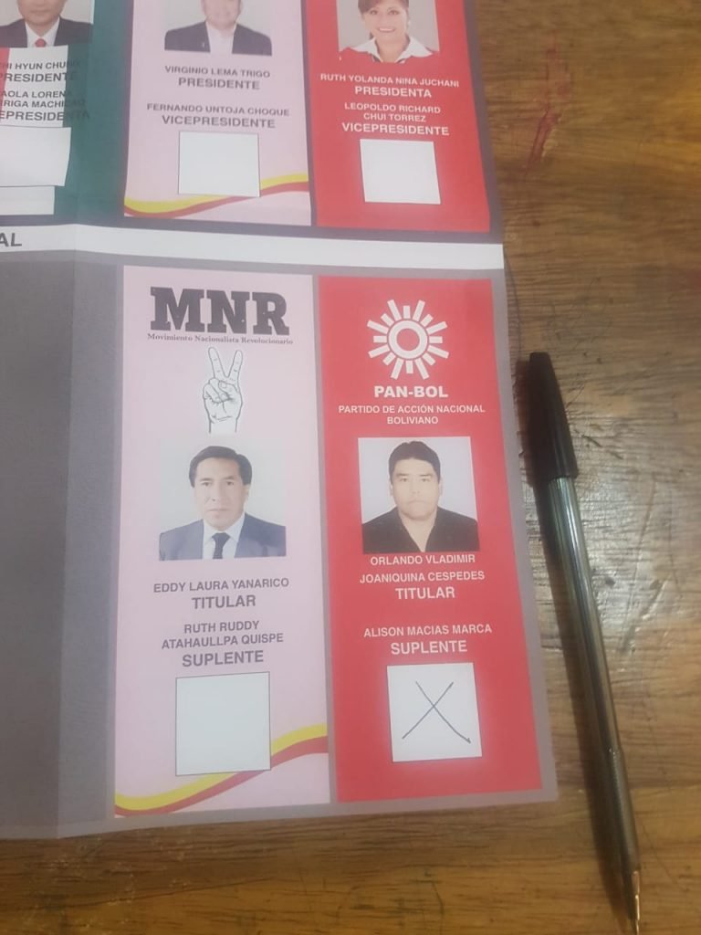 Votantes compartieron fotos de papeletas en redes sociales