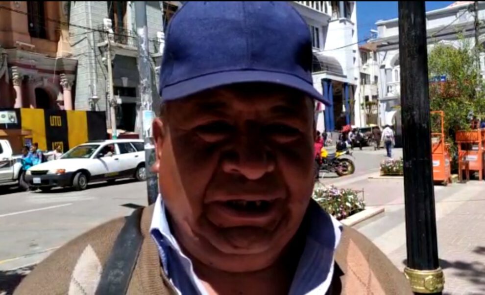 Comerciantes del mercado Kantuta y Amadeo Tapia