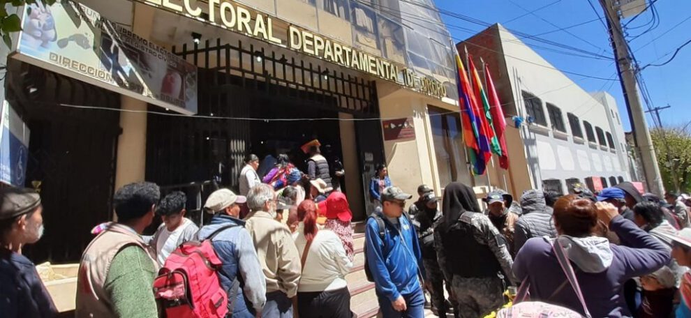 Certificado de impedimento en el Tribunal Electoral Departamental de Oruro