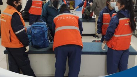 Control de mercancías por la Aduana Nacional