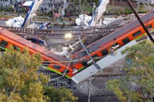 Desplome de puente de metro en México